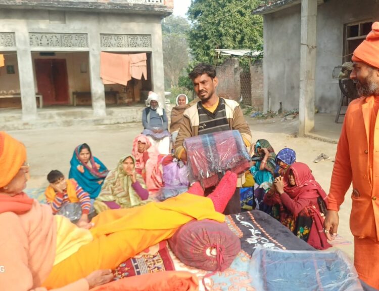 IMG 20251223 WA0274 संतो ने जरूरतमंदों को ठंड से बचाने के लिए बांटे कंबल