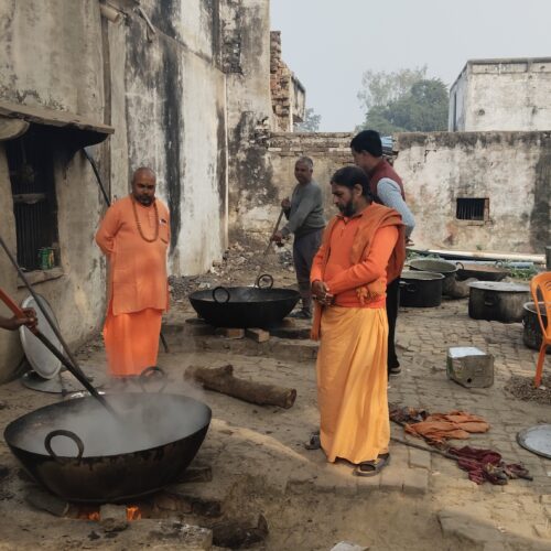 IMG 20251222 162828 यूपी के इस जनपद के आश्रम में शिक्षा, संस्कार के साथ बच्चों के स्वास्थ्य का रखा जाता है पूरा ध्यान