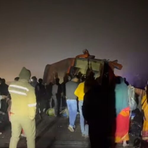 Screenshot 20251207 073040 लखनऊ से छत्तीसगढ़ जा रही बस रायबरेली में पलटी कई दर्जन लोगों के घायल होने की सूचना