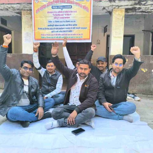 compressed image2025 12 05 21 48 34.809970 आनलाइन उपस्थिति के खिलाफ में पंचायत सचिवों ने किया प्रदर्शन