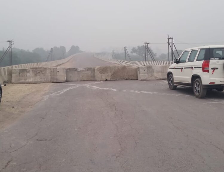 IMG 20260102 WA0093 रायबरेली के लालगंज के पास बना रेलवे ओवरब्रिज फिर हुआ क्षतिग्रस्त आवागमन बाधित