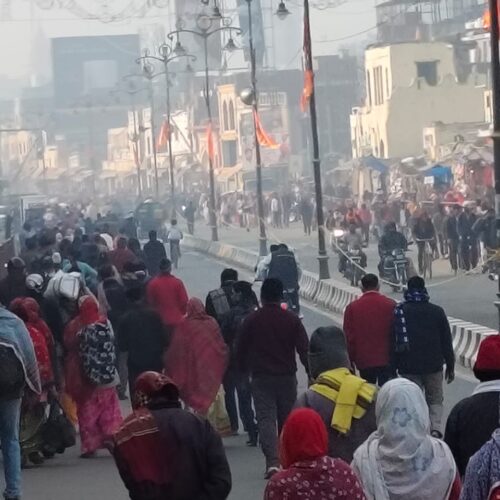 IMG 20260115 WA0074 मकर संक्रांति पर रामलला को अर्पित की गई पतंग, गंगा में श्रद्धालु लगा रहे गोते