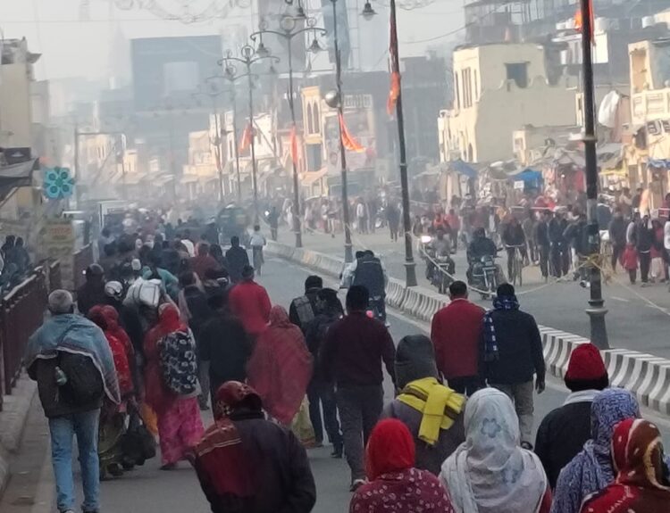 IMG 20260115 WA0074 मकर संक्रांति पर रामलला को अर्पित की गई पतंग, गंगा में श्रद्धालु लगा रहे गोते