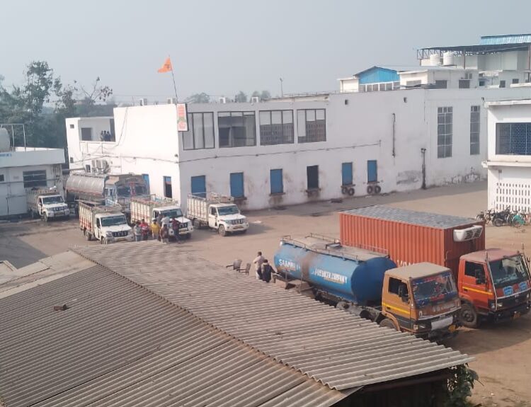 IMG 20260115 WA0144 रायबरेली के इस नगर में संचालित डेयरी में इनकम टैक्स की टीम ने मारा छापा कर्मचारियों में मची खलबली