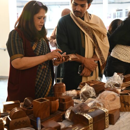 IMG 20260127 WA0204 निफ्ट रायबरेली में 'क्राफ्ट बाजार' के दूसरे दिन शिल्पकारों का लगा मेला, सांस्कृतिक संध्या के साथ हुआ समापन