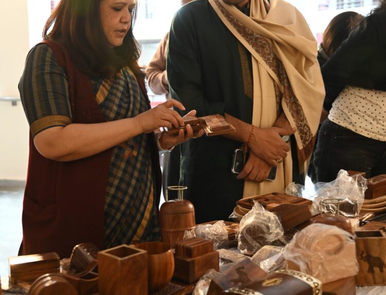 IMG 20260127 WA0204 निफ्ट रायबरेली में 'क्राफ्ट बाजार' के दूसरे दिन शिल्पकारों का लगा मेला, सांस्कृतिक संध्या के साथ हुआ समापन