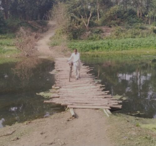 Screenshot 20260114 204022 हरैया धाम के पास सरायन नदी पर बना अस्थायी पुल टूटा