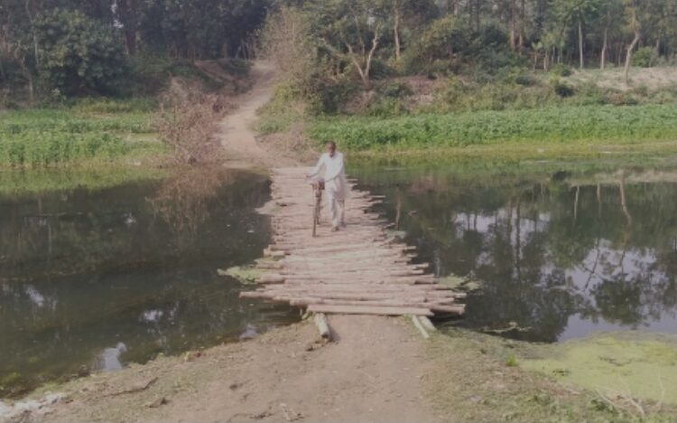 Screenshot 20260114 204022 हरैया धाम के पास सरायन नदी पर बना अस्थायी पुल टूटा