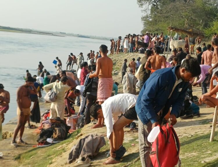 IMG 20260214 WA0177 महाशिवरात्रि पर डलमऊ में आस्था का सैलाब, गंगा स्नान के लिए उमड़े श्रद्धालु