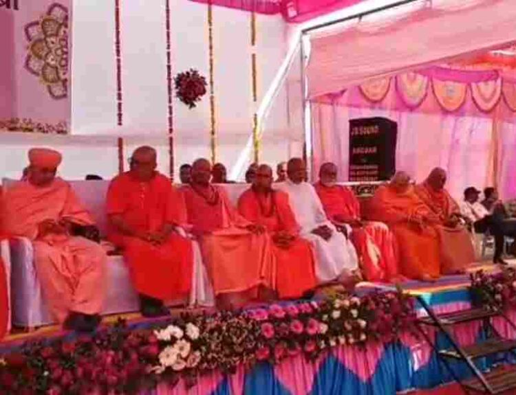 compressed image2026 02 19 14 37 24.053042 1 वडोदरा में महामंडलेश्वर पट्टाभिषेक कार्यक्रम में स्वामी दिव्यानंद गिरि हुए शामिल
