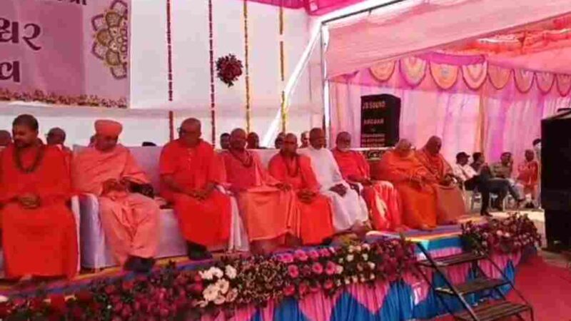 वडोदरा में महामंडलेश्वर पट्टाभिषेक कार्यक्रम में स्वामी दिव्यानंद गिरि हुए शामिल