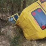 रायबरेली में तेज रफ्तार स्कूल वैन पलटी, पांच बच्चे घायल