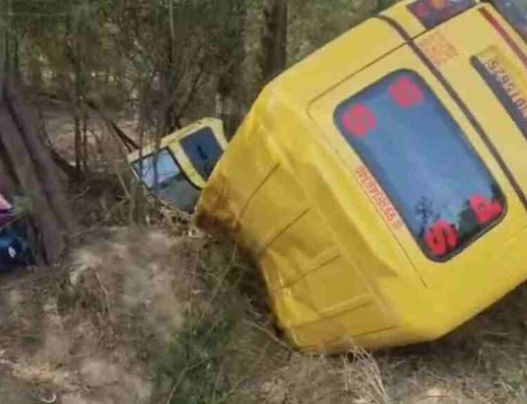 compressed image2026 02 20 11 59 31.030292 रायबरेली में तेज रफ्तार स्कूल वैन पलटी, पांच बच्चे घायल