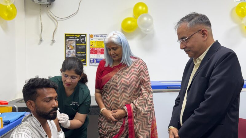 एम्स रायबरेली में कार्यकारी निदेशक डॉ. अमिता जैन के मार्गदर्शन में पीत ज्वर (येलो फीवर) टीकाकरण केंद्र का शुभारंभ