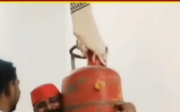 रायबरेली में सपा नेता का अनोखा प्रदर्शन, गैस सिलिंडर की ‘आत्महत्या’ पर बनाई वीडियो