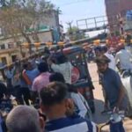 रायबरेली में रेलवे का पोल ई-रिक्शा पर गिरा, बड़ा हादसा टला, लोगों में आक्रोश