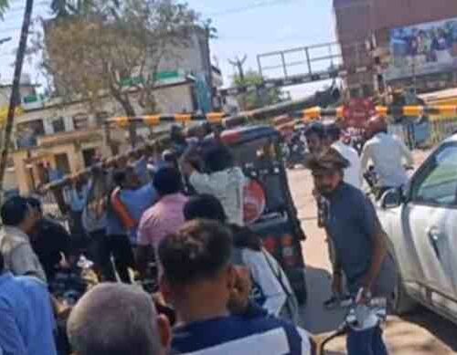 compressed image2026 03 25 22 07 46.371015 रायबरेली में रेलवे का पोल ई-रिक्शा पर गिरा, बड़ा हादसा टला, लोगों में आक्रोश