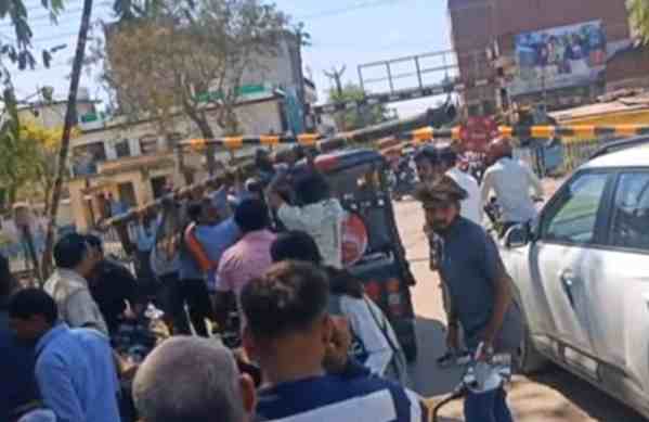 compressed image2026 03 25 22 07 46.371015 रायबरेली में रेलवे का पोल ई-रिक्शा पर गिरा, बड़ा हादसा टला, लोगों में आक्रोश