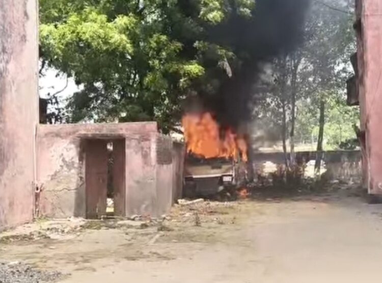 Screenshot 20260415 155745 रायबरेली में खड़ी एंबुलेंस में भीषण आग, अज्ञात कारणों की जांच जारी