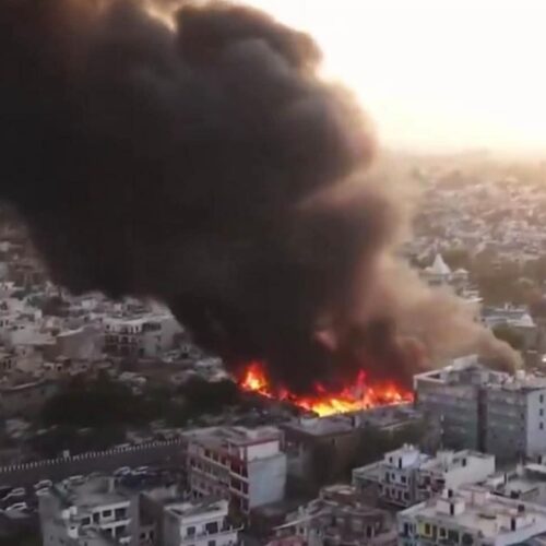 Screenshot 20260415 211554 लखनऊ के टेढ़ी पुलिया में भीषण आग, पचास से अधिक झुग्गियां राख, कई सिलिंडर फटे