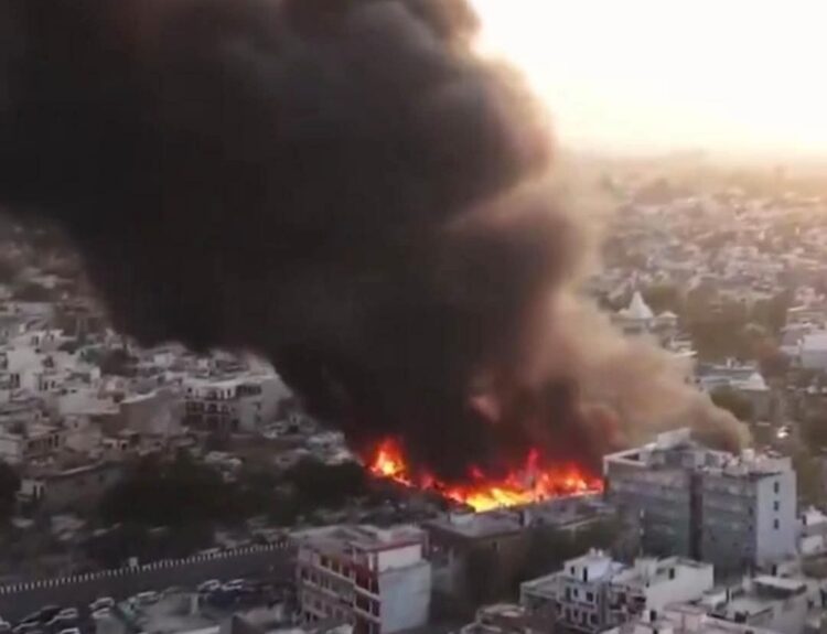 Screenshot 20260415 211554 लखनऊ के टेढ़ी पुलिया में भीषण आग, पचास से अधिक झुग्गियां राख, कई सिलिंडर फटे