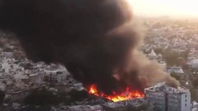 लखनऊ के टेढ़ी पुलिया में भीषण आग, पचास से अधिक झुग्गियां राख, कई सिलिंडर फटे