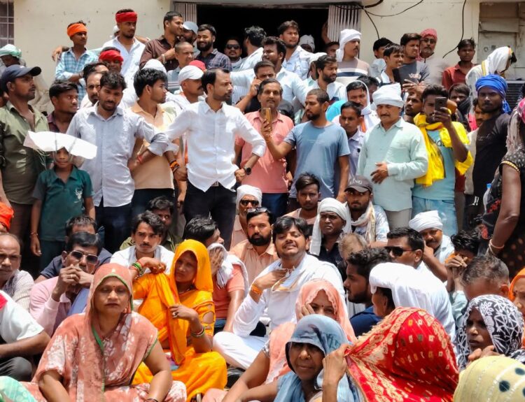 FB IMG 1779436046679 रायबरेली में बिजली संकट गहराया, ग्रामीणों का धरना प्रदर्शन, जन आंदोलन की चेतावनी