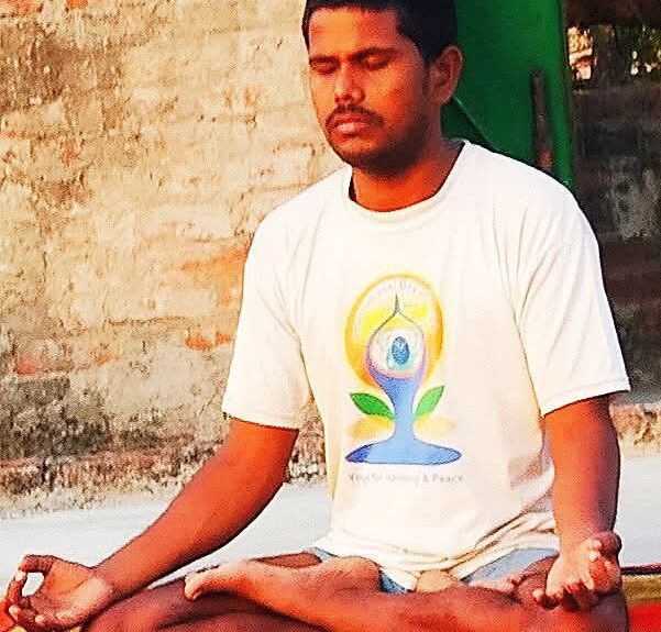 FB IMG 1782058931583 आर्थिक तंगी से जूझते रहे आनंद, फिर भी नहीं छोड़ी सेवा की राह, गांव-गांव पहुंचा रहे योग का संदेश