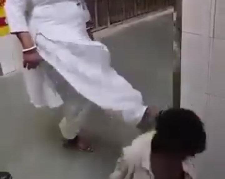 IMG 20260630 WA0090 मानवता शर्मसार: जिला अस्पताल में मानसिक रोगी को महिला स्वास्थ्यकर्मी ने मारी लात, वीडियो वायरल