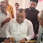 सरेनी क्षेत्र में जनसंपर्क पर निकले मनोज द्विवेदी “दादा श्री”, ग्रामीणों से किया संवाद, शोकाकुल परिवारों से मिले