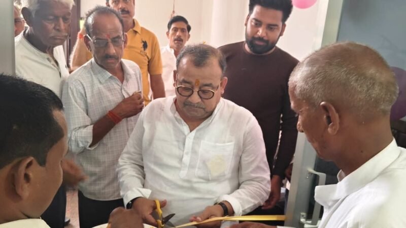 सरेनी क्षेत्र में जनसंपर्क पर निकले मनोज द्विवेदी “दादा श्री”, ग्रामीणों से किया संवाद, शोकाकुल परिवारों से मिले