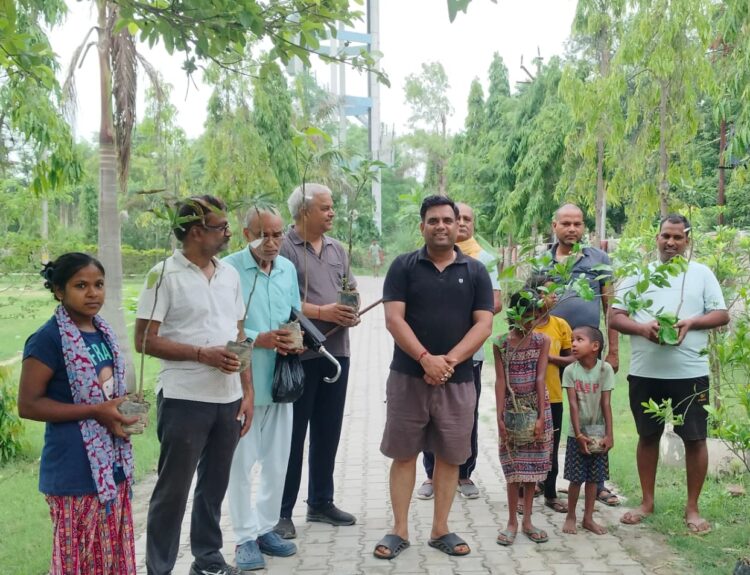 IMG 20260712 WA0191 योग के संग हरियाली का संदेश मातृभूमि सेवा मिशन ने बांटे पौधे