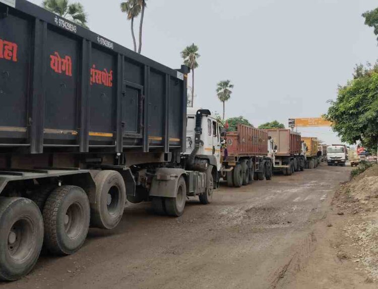 IMG 20260712 215453 रायबरेली: गंगा पुल पर थमा यातायात, घंटों जाम में फंसे सैकड़ों वाहन