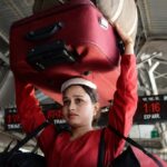 पति चला गया, लेकिन हिम्मत नहीं टूटी… कुली बनी मां ने कंधों पर उठाया परिवार का भविष्य