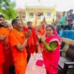 कांवड़ियों पर पुष्पवर्षा कर सुधा द्विवेदी ने किया स्वागत