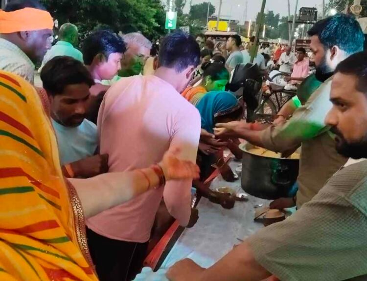 IMG 20260816 184200 कांवड़ यात्रियों की सेवा में उमड़ा जनसैलाब, हजारों ने ग्रहण किया प्रसाद