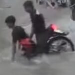 जलभराव में छिपा गड्ढा बना जानलेवा, दो बाइक सवार मोटरसाइकिल समेत गिरे