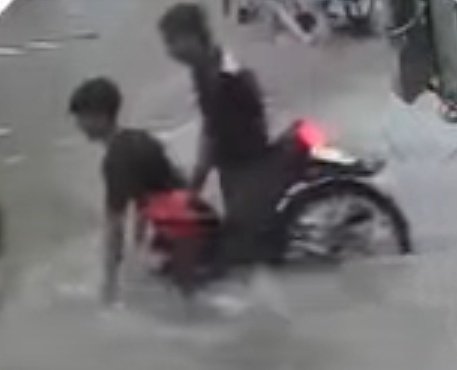 Screenshot 20260804 093307 जलभराव में छिपा गड्ढा बना जानलेवा, दो बाइक सवार मोटरसाइकिल समेत गिरे