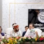 रायबरेली की गड्ढायुक्त सड़कों पर राहुल गांधी का वार, मोबाइल में तस्वीरें दिखाईं तो अफसरों से पूछा- आखिर जिम्मेदार कौन?