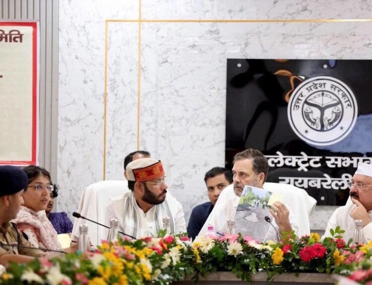 FB IMG 1788952798217 रायबरेली की गड्ढायुक्त सड़कों पर राहुल गांधी का वार, मोबाइल में तस्वीरें दिखाईं तो अफसरों से पूछा- आखिर जिम्मेदार कौन?