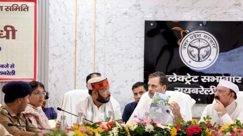 रायबरेली की गड्ढायुक्त सड़कों पर राहुल गांधी का वार, मोबाइल में तस्वीरें दिखाईं तो अफसरों से पूछा- आखिर जिम्मेदार कौन?